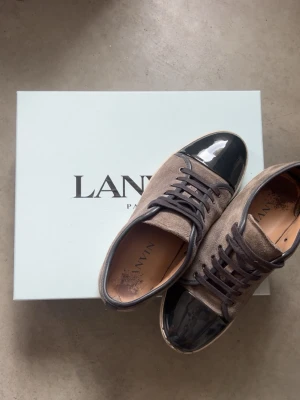 Lanvin - Säljer nu mina lanvins i färgen elegant grey. Storlek 43. Dustbag och låda ingår, samt extra snören. Skorna är i bra skick bortsett från några delar högst upp på sulan som lossnat. Sulan i sig sitter dock på och den har inga hål i botten✅ Pris kan diskuteras vid en smidig affär👌