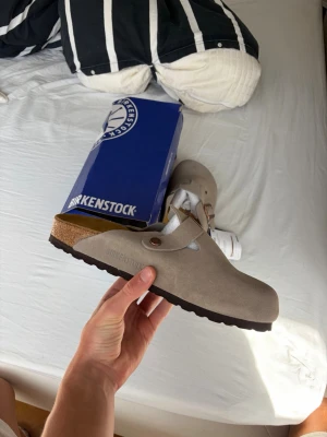 Birkenstocks  - Säljer ett par Birkenstocks med täckt tå, trendar ganska mycket därför jag ville ha dom, men trodde 41 skulle sitta bra som de inte gjorde. Säljer lite mindre än nypris för att jag inte har kvitto🧾