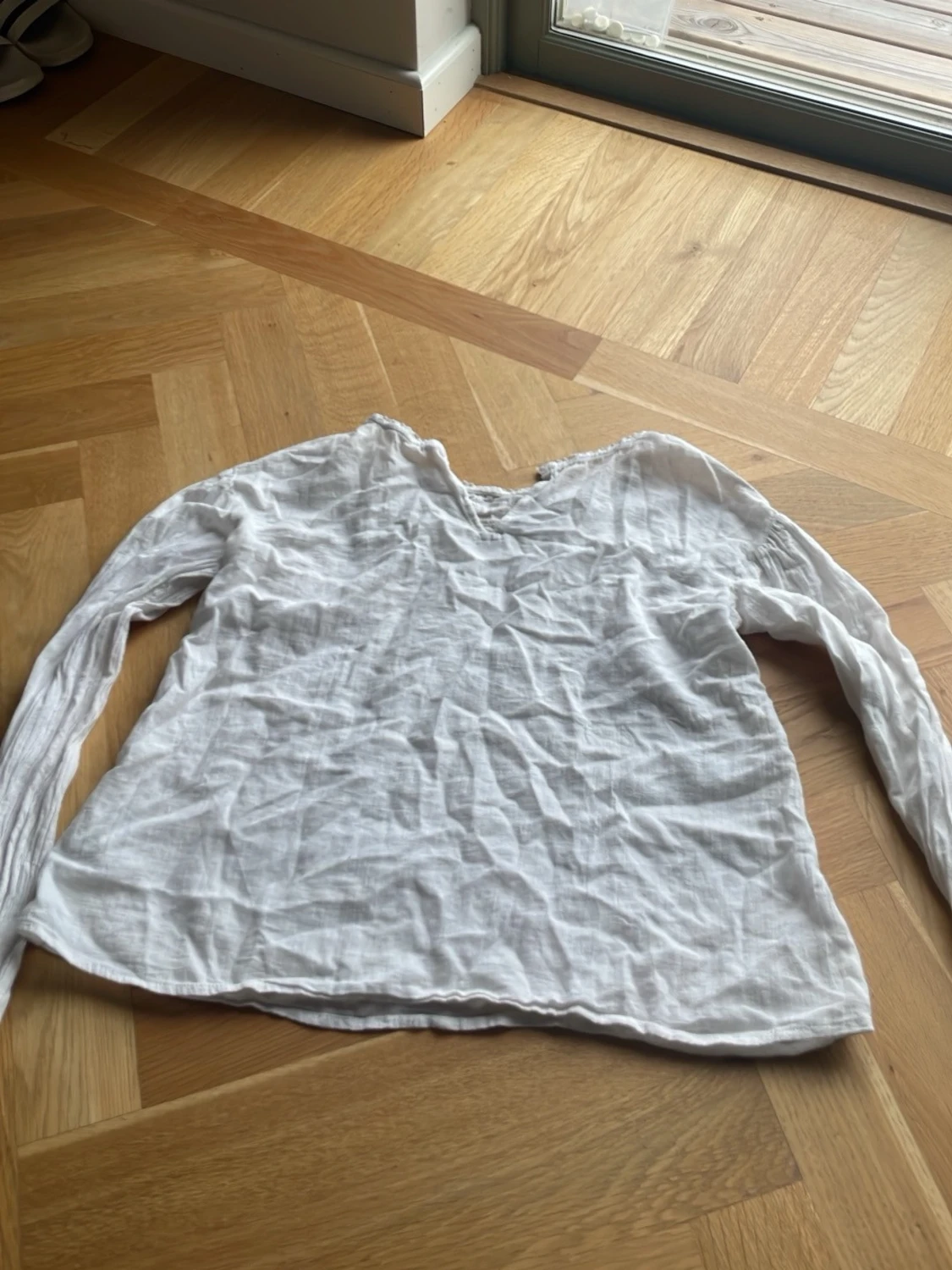 Vit långärmad basic blus med detaljer - 2