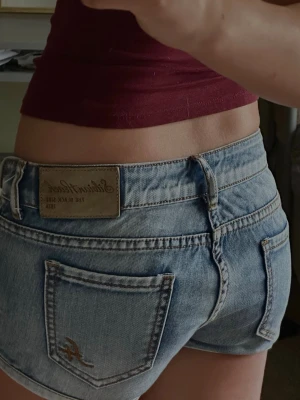 Jeansshorts - Supersnygga short från Silvian heach. Lågmidjade och korta. För stora för mig men passar stl M. Köpta vintage i Italien. Inga defekter och fint skick! 
