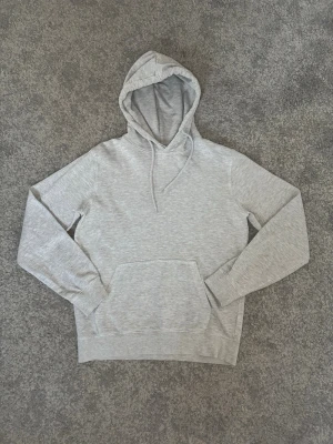Ljusgrå hoodie med magficka - En stilren ljusgrå hoodie | skick 7/10 inga defekter | storlek EU S | tvättas och rengörs innan frakt | kontakta vid frågor eller funderingar👍