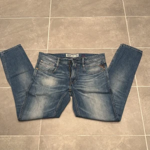 Replay jeans  - Ett par snygga jeans från Replay i storlek W32-34 L32 i modellen Anbass 