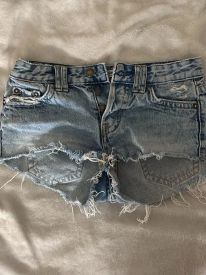 Ljusblå denimshorts med fickor - Säljer ett par ljusblå denimshorts från pull&bear. Säljer då dem blivit för små💗