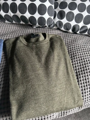 Olivgrön stickad tröja - Säljer nu en grön stickad tröja från mateniq då den blivit för liten 