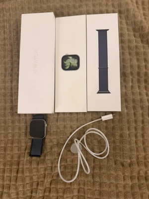 Apple Watch Serie 11 - Hej säljer nu min Apple Watch då jag inte får den till så mycket användning längre, den är i som nytt skick. Ny pris på denna ligger på 5395 vid funderingar är det bara att skriva självklart är den äkta!