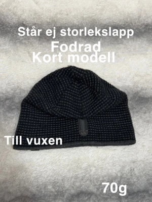 Svart fodrad kort mössa - Säljer en svart fodrad mössa i kort modell med diskret mönster. Mössan har en liten detalj framtill och är tillverkad i ett mjukt material som känns skönt mot huden. Passar perfekt för dig som vill ha en stilren och enkel look.🌸 Till vuxen. Fodrad. Inte djup modell. Finns ej Storlekslapp. 