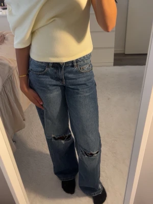 Ljus gul Assymetrisk topp från Gina Tricot. - Säljer en super söt ljusgul assymetrisk Topp från Gina Tricot🌸 I storlek S med prislappen på, aldrig använd, nypris var 429kr och säljer den för 230 kr pris kan diskuteras, passar perfekt till hösten🍂 och skolstart, eller sommaren med ett par Jeans , säljs eftersom jag har flera sådana assymetriska toppar!💕🌸