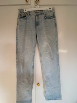 Ljusblå raka jeans från g perfect jeans - Säljer ett par ljusblå raka jeans från g perfect jeans i storlek 38. Jeansen har klassisk femficksmodell, mellan låga i midja och är tillverkade i denim med ljus tvätt. Perfekta för en avslappnad och trendig look.