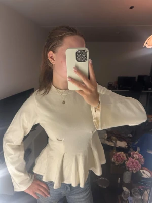 Figursydd tröja  - Stickad tröja från gina supersöt🤍