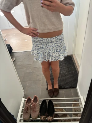 Jättefin lågmidjad kjol - Jättefin lågmidjad kjol!! Skicket syns på bilderna. Skulle uppskatta till storlek xs/s. Om du har några frågor eller vill ha mer information är det bara att fråga💞