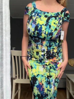 Färgglad Offshoulder Klänning - Helt ny och köpt i USA. ($89 = ca 827kr) Knälång.