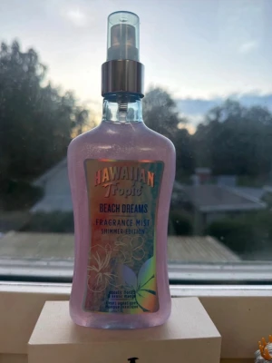 Hawaiian Tropic Beach Dreams Mist - Fräsch och somrig doftmist från Hawaiian Tropic i varianten Beach Dreams Shimmer Edition. Flaskan är lila med skimrande effekt och har en smidig sprayfunktion. Perfekt för dig som vill ha en lätt och tropisk doft med extra glow.