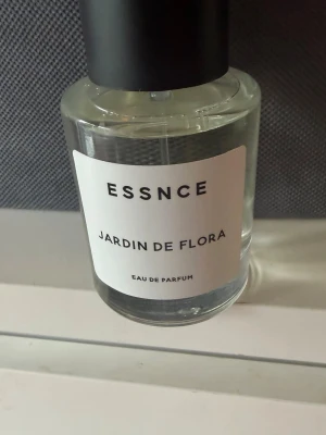 ESSNCE Jardin De Flora Eau de Parfum - En stilren parfymflaska från ESSNCE med doften Jardin De Flora. ESSNCE Jardin de Flora parfym. . Eau de Parfum-variant som ger en elegant känsla och passar perfekt för dig som gillar fräscha, blommiga dofter. Har använt den cirka tre gånger.