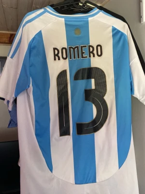 Argentina fotbollströja Romero #13 - Säljer en hemma tröja med Argentina och Romero 13 på ryggen. Den har lite fläckar på magen men som säkert går bort i tvätten (därav priser)