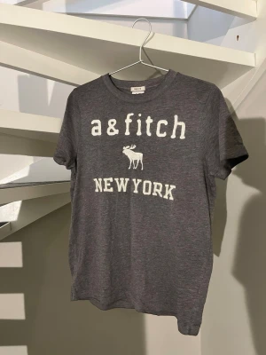 Abercombie & fitch t-shirt - T-shirt från Abercombie & fitch - Storlek XS muscle fit - Skick 7/10, bra skick! - Perfekt till jeans eller shorts för en avslappnad look - Hör av er vid frågor!🤝