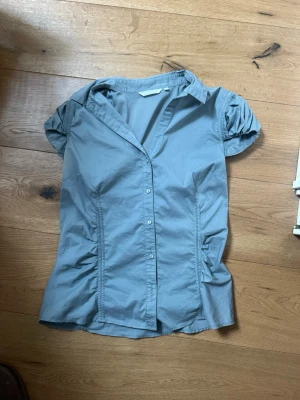 Jättefin topp! - Jättefin topp från ”Top secret” i storlek 38. Fläckar på sidorna (se bild) annars fint skick!