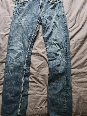 Blå jeans från hampton republik  - Säljer ett par klassiska blå jeans med raka ben och kontrastsömmar. Jeansen har fem fickor och normal midja. Materialet är slitstark denim i bomull. Perfekta för en avslappnad och tidlös stil.
