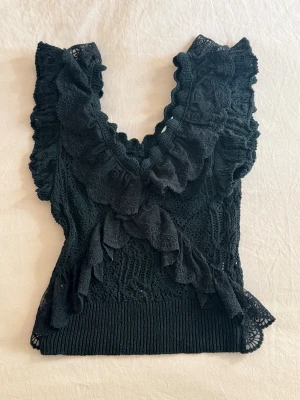 Svart spetstopp med volanger - Supersnygg svart spetstopp, använd fåtal gånger. säljer då den inte kommer till användning🩷