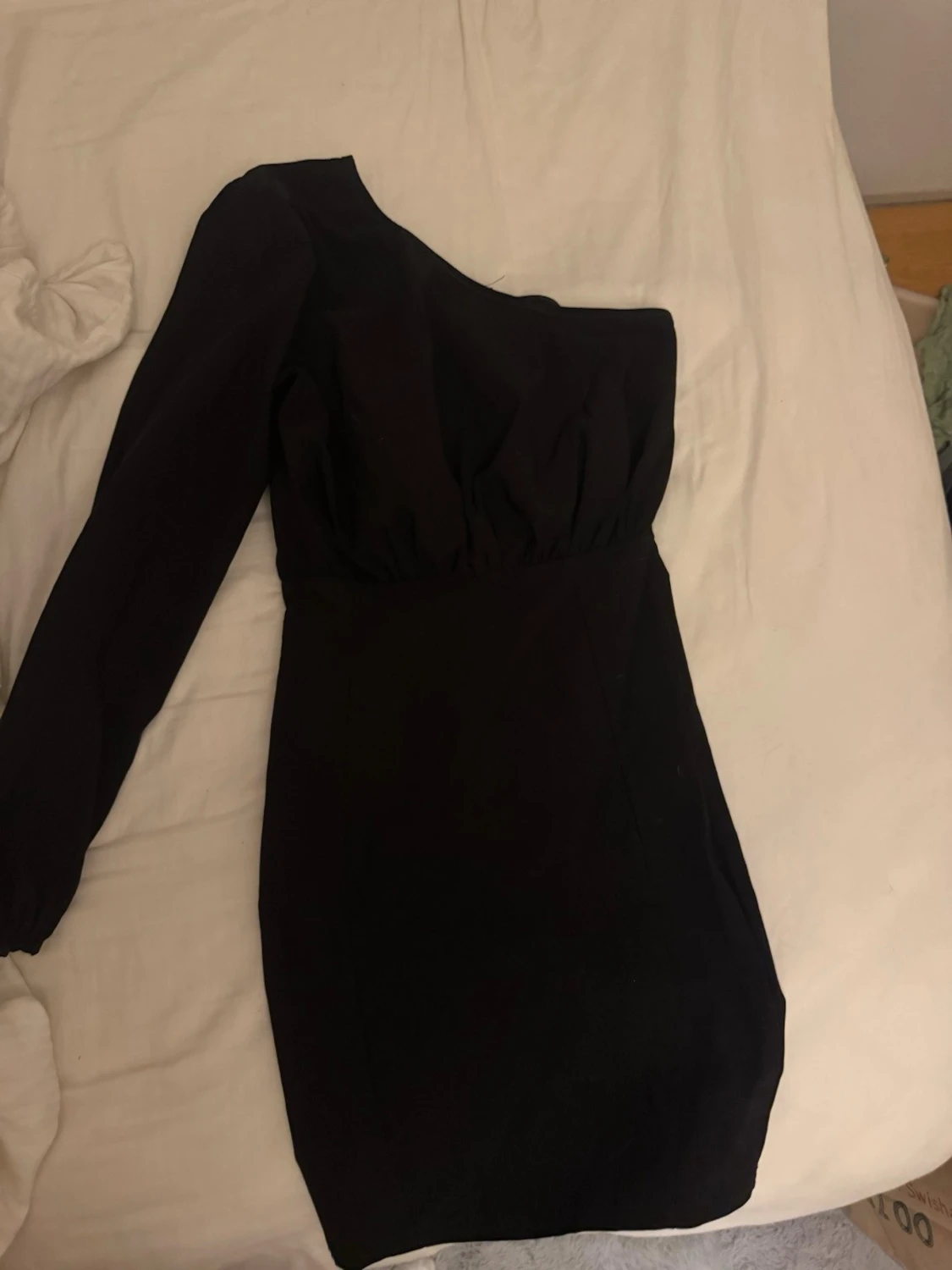 Svart oneshoulder klänning PLT - 2