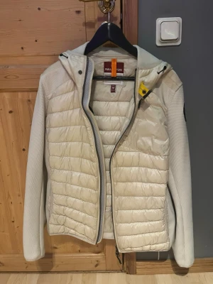 Vit parajumper cardigan äkta - Köptes på seasonman för 4000 kr. Har dock lite färg på insidan och lite som inte syns vid vanlig användning därför billig. Har används kanske 2 gånger då jag inte gillade den. Har hängt i garderoben ett bra tag så dags o sälja. Storlek m men massar även S. L funkar även den är lite större i storleken.