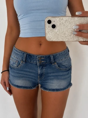 Lågmidjade jeansshorts - 👕 Plagg: Jeansshorts                                                          📏 Storlek: Midjemått 36 cm                                                                                                            ✨ Skick: Fint skick                                                        💬 Vid frågor är det bara att skriva!                                                                                          🛍️ Gramenti