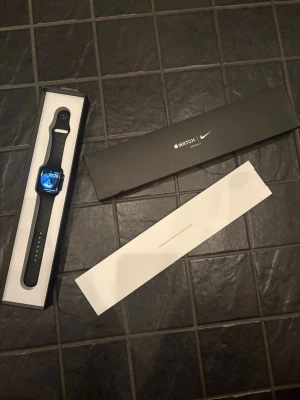 Apple Watch Nike Series 3 42mm - Apple Watch Nike Series 3 med svart armband. Inga repor allt fungerar utmärkt‼️ kommer i originalförpackning. Perfekt för dig som vill ha koll på träning, notiser och hälsa direkt på handleden. ‼️fraktar dagen du köper‼️