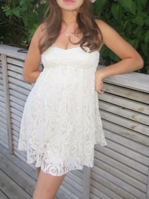 Off shoulder klänning i spets  - Supersöt spetsklänning som är perfekt till sommaren 🤍