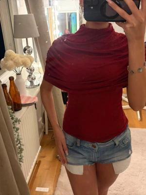 röd poncho topp - vinröd poncho topp från ginatricort❣️❣️