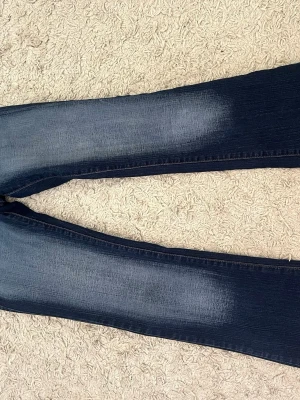 Low waist jeans💕💕 - Säljer dessa super snygga jeans i mörkblå💕💕 de är lite bootcut/pösiga där nere💕 De passar exakt till allt och perfekt mot hösten nu💕 