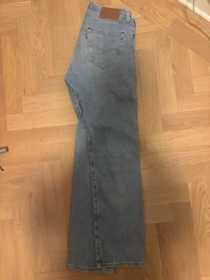 Levi’s 501 ljusa  - Säljer ett par klassiska ljusblå jeans med rak passform. Levi’s 501 30W/30L