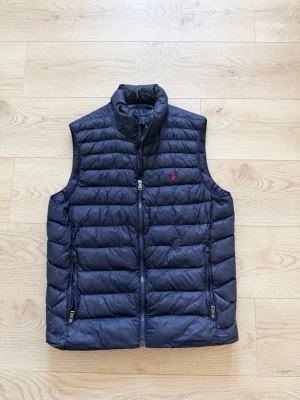 Ralph Lauren väst  - Säljer denna sjukt snygga Ralph Lauren västen i mycket bra skick! Västen är använd cirka 4 gånger därför att jag har så många plagg. Hör av er vid fler frågor!