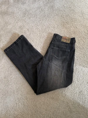 Svarta raka jeans med vintage-look - Säljer ett par svarta jeans med rak passform och lätt tvättad vintage-look. Passar till alla tillfällen. Otroligt snygga men tyvärr för korta för mig. Midjemått och innerbensmått finns på bilderna men skriv vid fler frågor 🥰