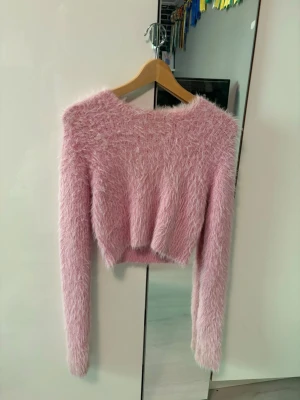 Stickad tröja  - Fin och mysig stickad tröja ifrån Zara perfekt nu till hösten🍁, sparsamt använd och säljes tyvärr inte längre på Zara! Tveka inte att höra av er vid frågor eller funderingar💕