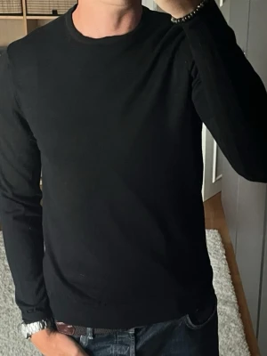 Stenströms merinotröja i svart - stl M - Stenströms stickad tröja (Merino) i svart, storlek M. Tunn och slät stickning. Rak passform, bra nu till hösten. Personen på bilden är 189cm, väger 78kg.  Använd men i mycket fint skick, inga hål eller fläckar.  Rök- och djurfritt hem. Skriv gärna om du vill ha fler bilder eller undrar något!