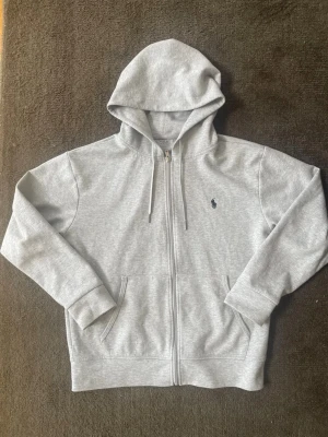 Ralph Lauren Zip - Tja! Säljer denna hoodie med dragkedja i storleken M från Ralph Lauren. Hör gärna av dig vid frågor eller funderingar.