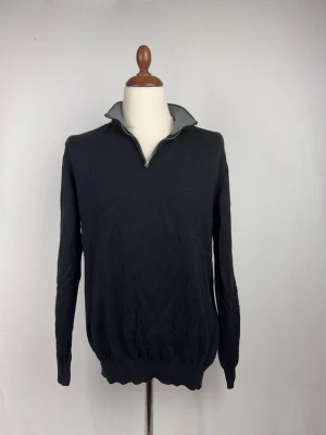 John Henric Halfzip - 🌸 INFO OM PLAGGET 🌸  ☑️ Märke: John Henric ☑️ Storlek: M-L ☑️ Färg: Svart-Grå ☑️ Skick: ⭐⭐⭐⭐⭐  ✨ Detaljer: ☐ Inga hål ☐ Inga fläckar ☐ Nytvättad ☐ Rökfritt hem ☐ Djurfritt hem  📏 Passform: ☑️ Normal   📦 Skickas snabbt. 💬 Skriv gärna om du vill ha fler bilder eller mått. 🤍 Paketrabatt vid köp av flera annonser. 🌟 Titta gärna på mina andra annonser!