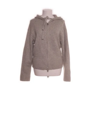 Grå hoodie med dragkedja - Mysig grå hoodie med dragkedja framtill och justerbar huva. Tröjan har långa ärmar och ribbade muddar vid ärmslut och nederkant. Perfekt för en avslappnad och stilren look. Fint skick utan defekter!🥰 passar även S.