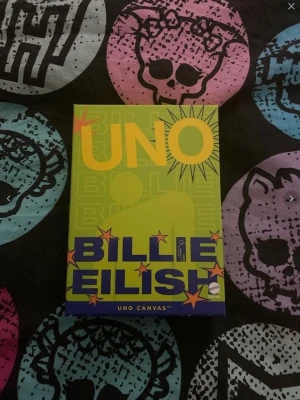 Billie eilish UNO kortlek - Aldrig använt billie eilish kortlek, fint UNO spel med billie eilish blohsh motiv. Helt nytt och jättekul. Original från mattel. 