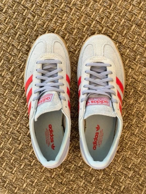 Adidas Spezial ljusblå och röda sneakers - Säljer ett par Adidas Spezial sneakers i ljusblå med röda detaljer. Aldrig använda. 