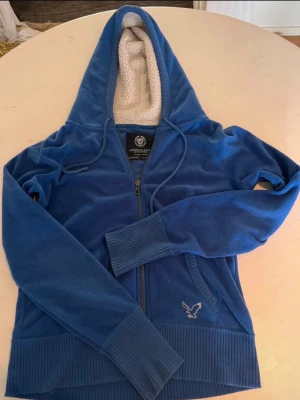 Blå American eagle zip up - Säljer min blåa American eagle zip up hoodie. Jätte skön och i mycket bra skick. Den är storlek M. 