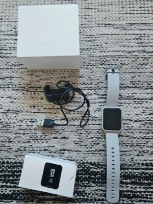 Fin smartklocka nytt (oanvänt) - Bra batteritid  Vattentät.  Finns olika funktioner.  Ta mot samtal eller sms.  Passar till alla smartphone.  Det går bytas ut band. Kan ändra olika storlekar