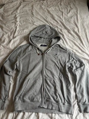 Morris hoodie - Hej! Säljer en grå Morris hoodie i bra skick.