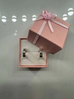 Silvriga chunky hoops örhängen - Snygga silvriga chunky hoops örhängen i metall. De har en enkel, stilren design med blank finish och levereras i en söt rosa presentask med rosett. Perfekta för dig som gillar minimalistiska accessoarer med lite edge.