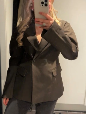 Shaped blazer - Brun kavaj från ginatricot i nyskick🫶🏻 sååå snygg