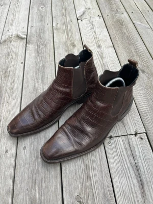 Unika Chelsea boots  - Riktigt snygga och unika Chelsea boots från märket Playboy, vero cuoio i storlek 42 