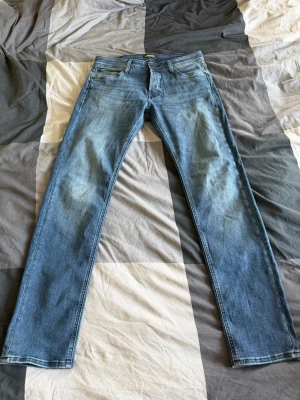 Jack & Jones JJIglenn Jeans - Slim Fit Jack & Jones jeans. Knappt använda, 2-3 gånger. 33x34 storlek.