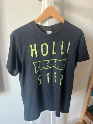 Hollister surf T-shirt  - Snygg hollister surf vintage t-shirt i storlek M. Mycket bra skick. Skriv vid eventuella funderingar😁  Fraktar inom 1-2 dagar