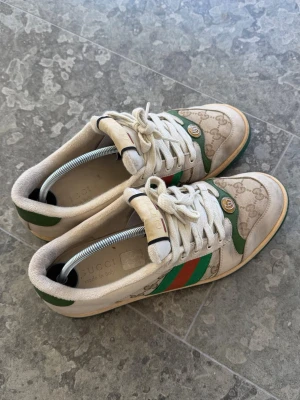 Gucci Screener Sneakers  - Säljer ett bar grymt snygga gucci ”screener” sneakers | Storlek 9, passar 43 | Väldigt fint skick, 9/10 | nypris ca 10 000kr | Säljer de för 19009kr | Inget og, bara skorna