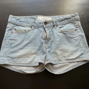 Randiga blå shorts - Säljer ett par så söta randiga blå och vita shorts! Supernice att ha på sommaren🫰storlek 28 men skulle säga att de passar runt M