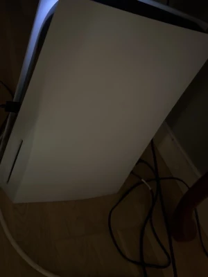 PlayStation 5 spelkonsol - Säljer en PlayStation 5 spelkonsol med futuristisk design i vitt och svart. Konsolen har en slimmad, stående form och är tillverkad i plast. Perfekt för gaming på nästa nivå med stöd för 4K och snabba laddningstider.  Den kommer med hörlurar FC26 och vall of duty